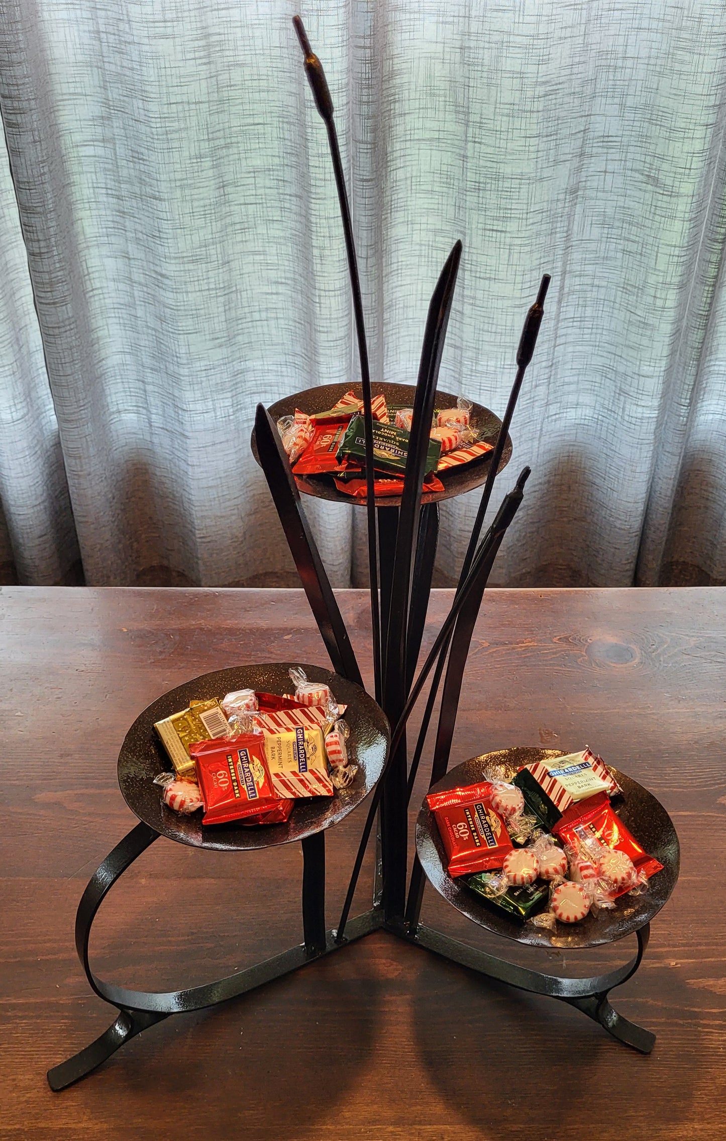 Metal cat tails table top decor (small)